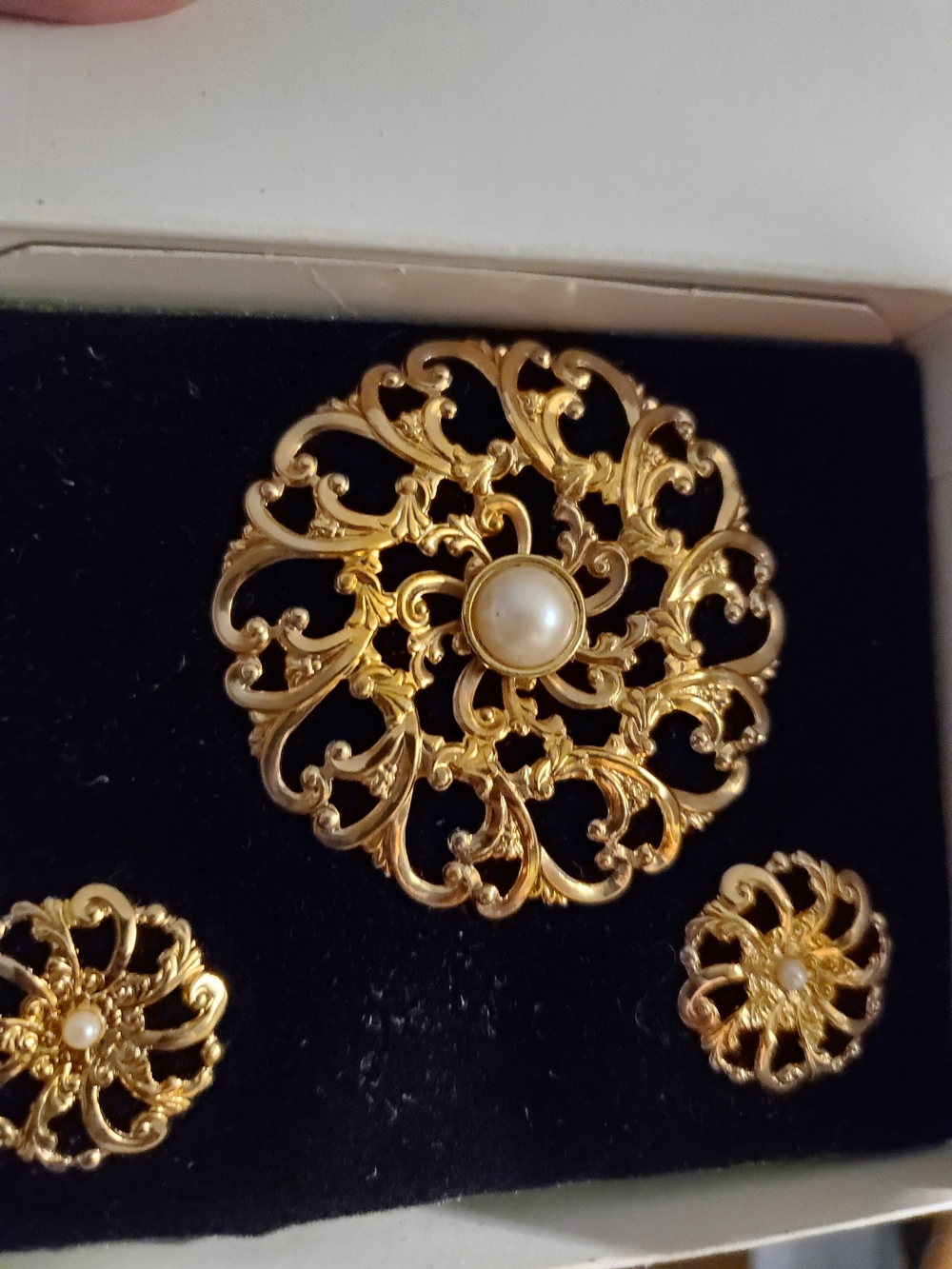 Avon Flower Blossom Gold Tone‎ Faux Pearl Pin Brooch and Earrings Set Vintage
